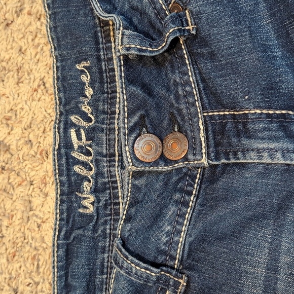 Wallflower Stretch Wide Waist Double Button Jean Shorts Juniors Size 9 - Picture 4 of 11